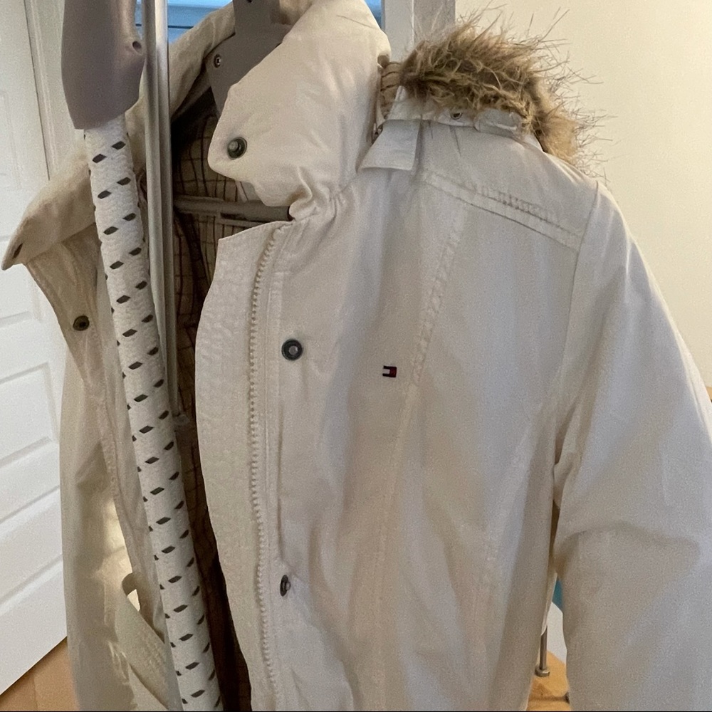 Tommy Hilfiger long puffer jacket. - Picture 5 of 10
